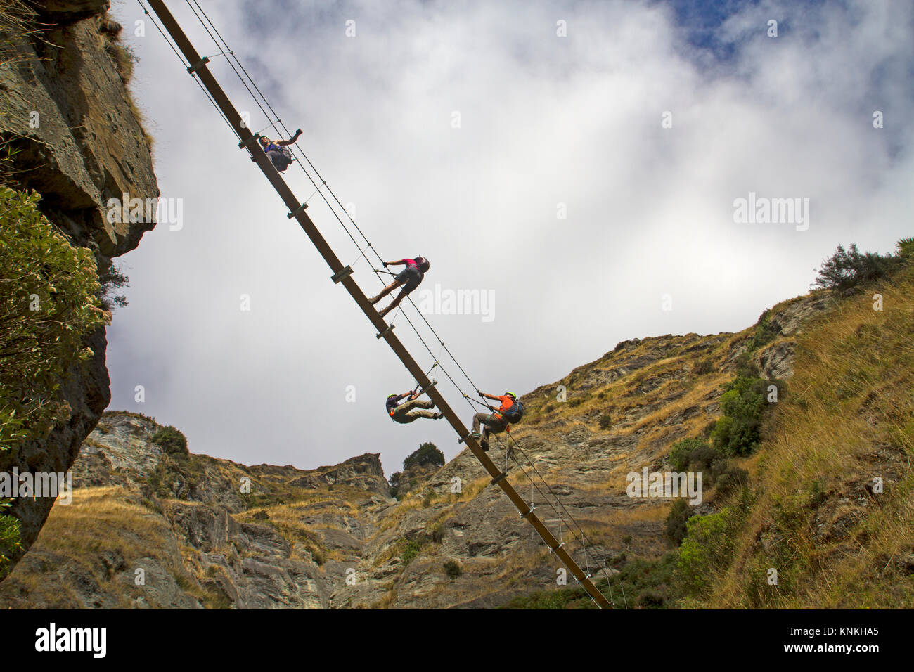 Plank ponte sul Wildwire via ferrata sul Twin Falls a Wanaka Foto Stock