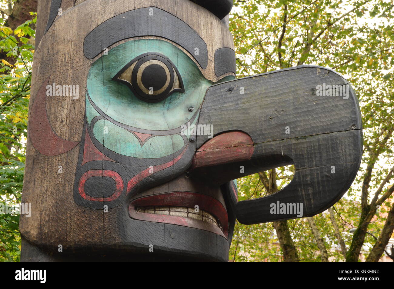 Dettagli di un Tlingit totem pole che sorge in Pioneer Square nel cuore di Seattle Washington il quartiere storico Foto Stock