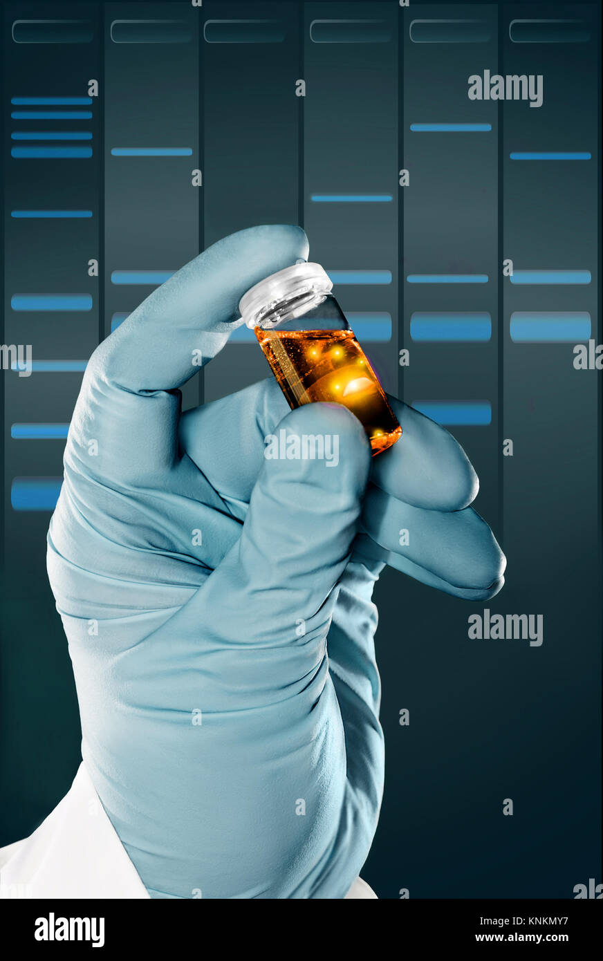 Guanto contiene un liquido campione nella fiala di plastica nella parte anteriore del gel di DNA sfondo Foto Stock