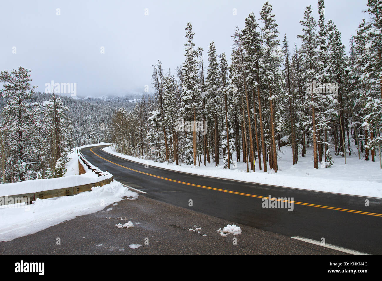 Una strada ghiacciata in inverno le condizioni della neve Foto Stock