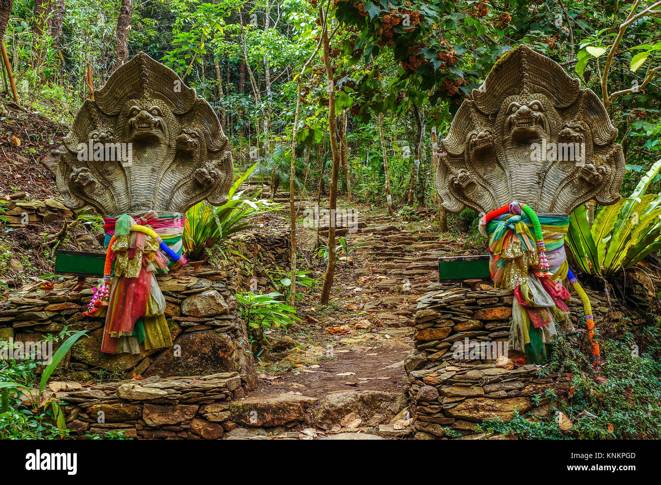 Multi-testa Naga con seta multicolore tessuto decorato in parco pubblico come una porta di passaggio pedonale. Foto Stock