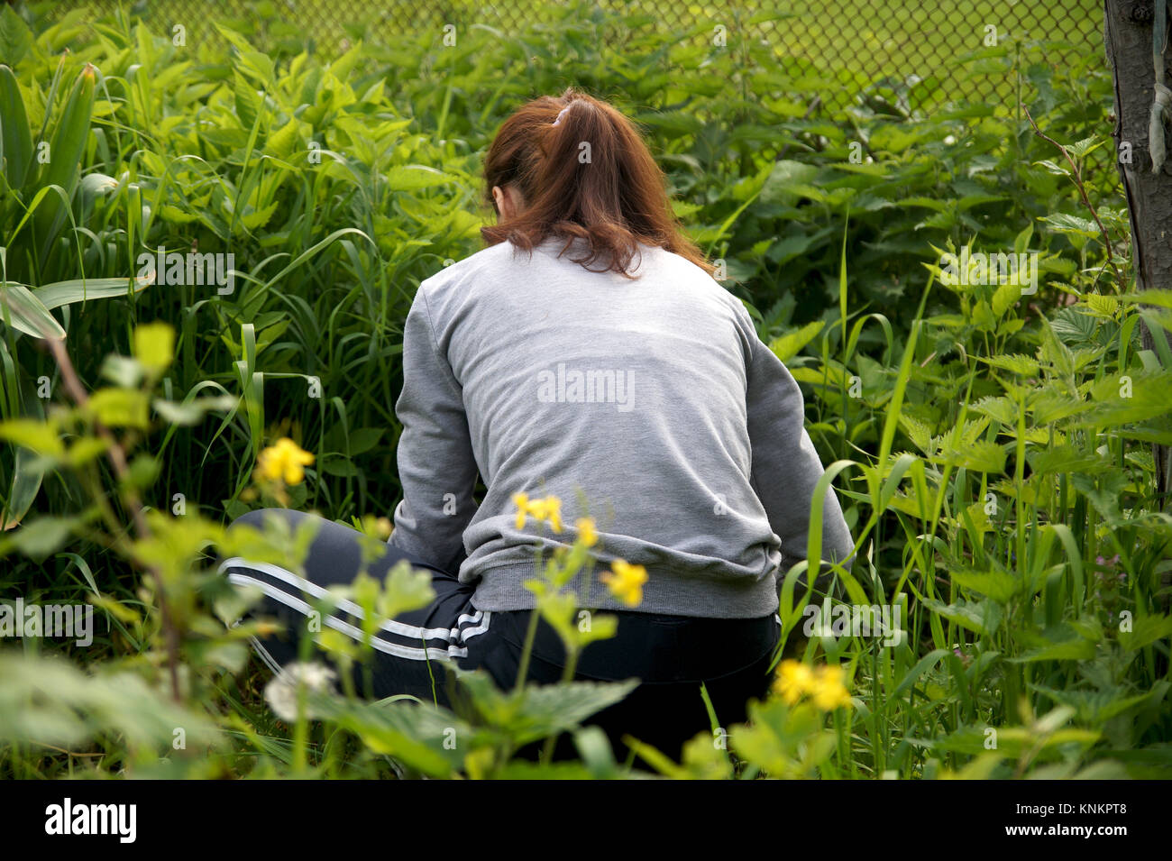 Una giovane ragazza è impegnato nel giardinaggio.ritratto all'aperto Foto Stock