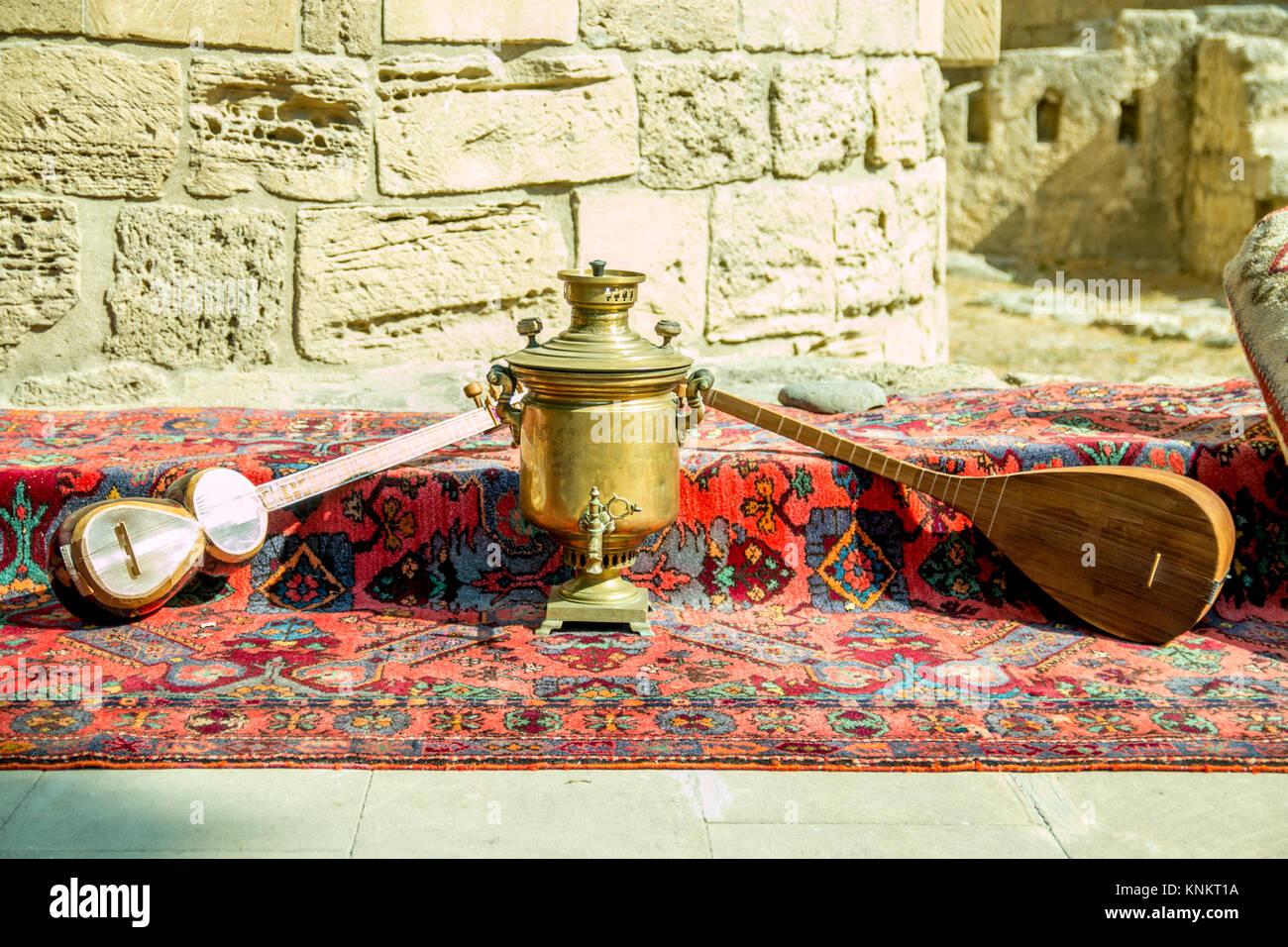 Azerbaigiano di antichi strumenti musicali tar e saz con il vecchio vintage azeri tè pentola di acqua bollente Foto Stock