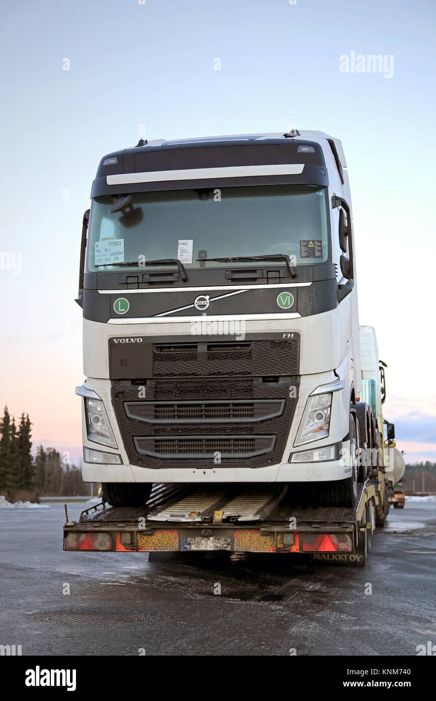 FORSSA, Finlandia - 20 dicembre 2014: nuova Volvo FH camion vengono trasportati su un piano basso semi rimorchio. Volvo è il leader del mercato dal finlandese nel primo t Foto Stock