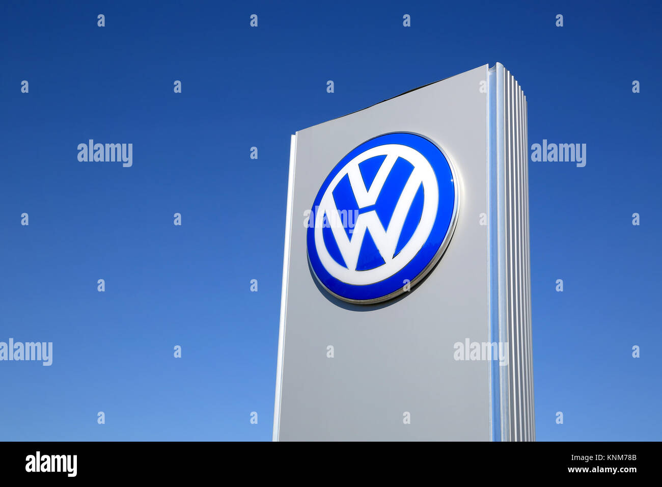 FORSSA, Finlandia - 17 Maggio 2014: Segno Volkswagen contro il cielo blu. Il gruppo Volkswagen consegnato oltre 9 milioni di veicoli nel periodo da gennaio a novembre Foto Stock