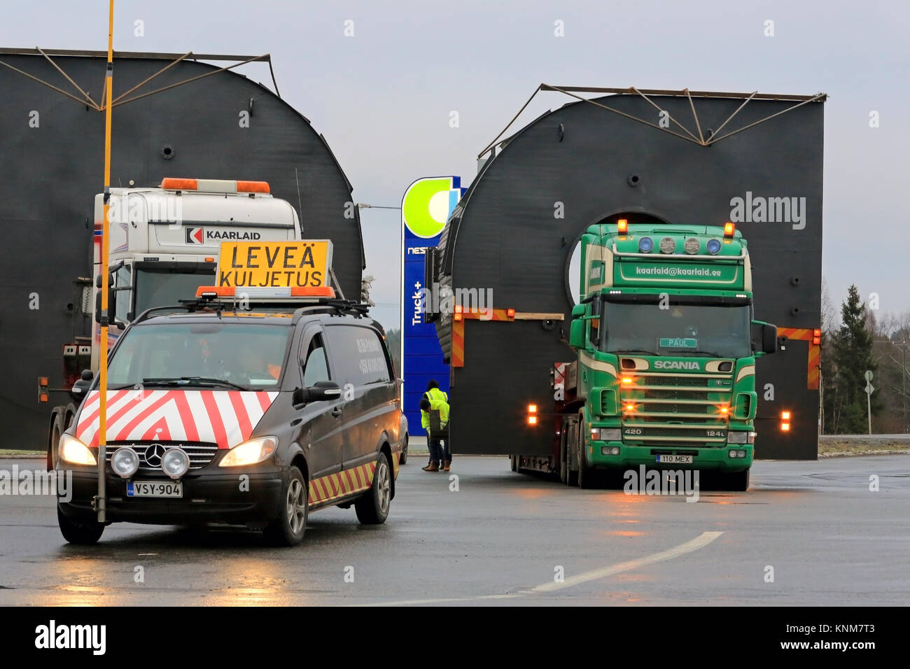 FORSSA, Finlandia - 30 novembre 2014: vettura pilota e due camion con carichi sovradimensionati. Un veicolo pilota con misurazione altezza di polo è richiesta se la lo Foto Stock