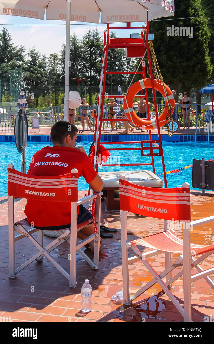 San Cesario sul Panaro, Modena, Italia - 16 Luglio 2016: Lifeguard vicino sweeming pool di Piscina Barracuda Foto Stock