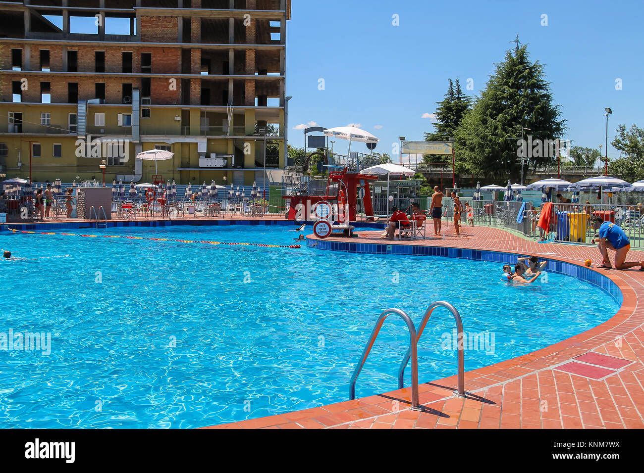 San Cesario sul Panaro, Modena, Italia - 16 Luglio 2016: la gente in sweeming pool di Piscina Barracuda Foto Stock