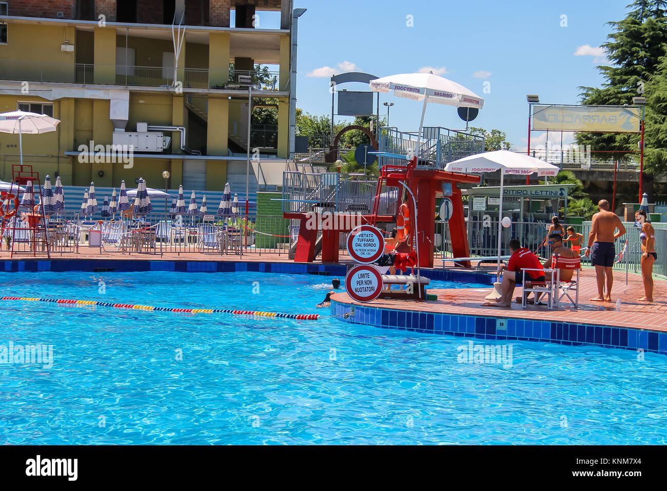 San Cesario sul Panaro, Modena, Italia - 16 Luglio 2016: la gente vicino sweeming pool di Piscina Barracuda Foto Stock