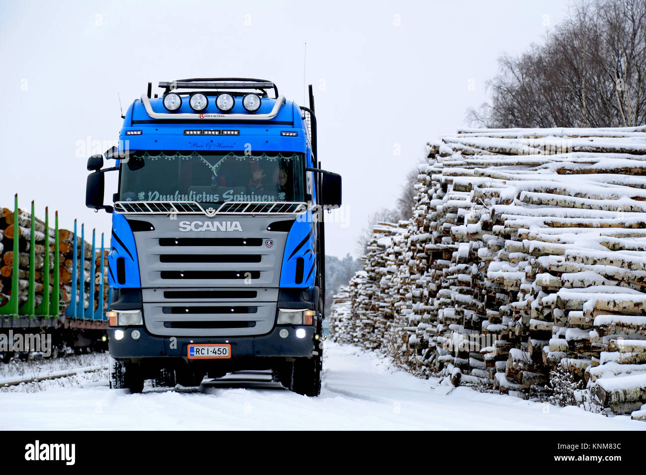 SALO, Finlandia - 22 novembre 2014: Blu Scania V8 carrello registrazione a Salo stazione ferroviaria. Circa il 25% del legno finlandese è trasportato alla stazione ferroviaria Foto Stock