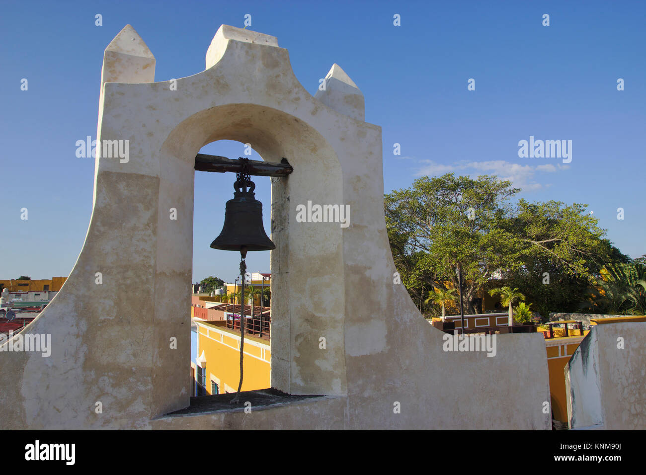 Campeche, campana sulla terra e porta via con edifici coloniali, Messico Foto Stock