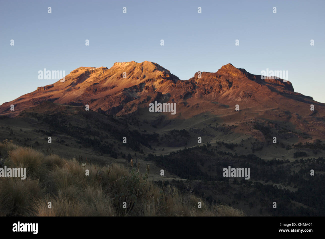 Iztaccíhuatl vista montagna vicino a Colmenar nella luce della sera, Messico Foto Stock