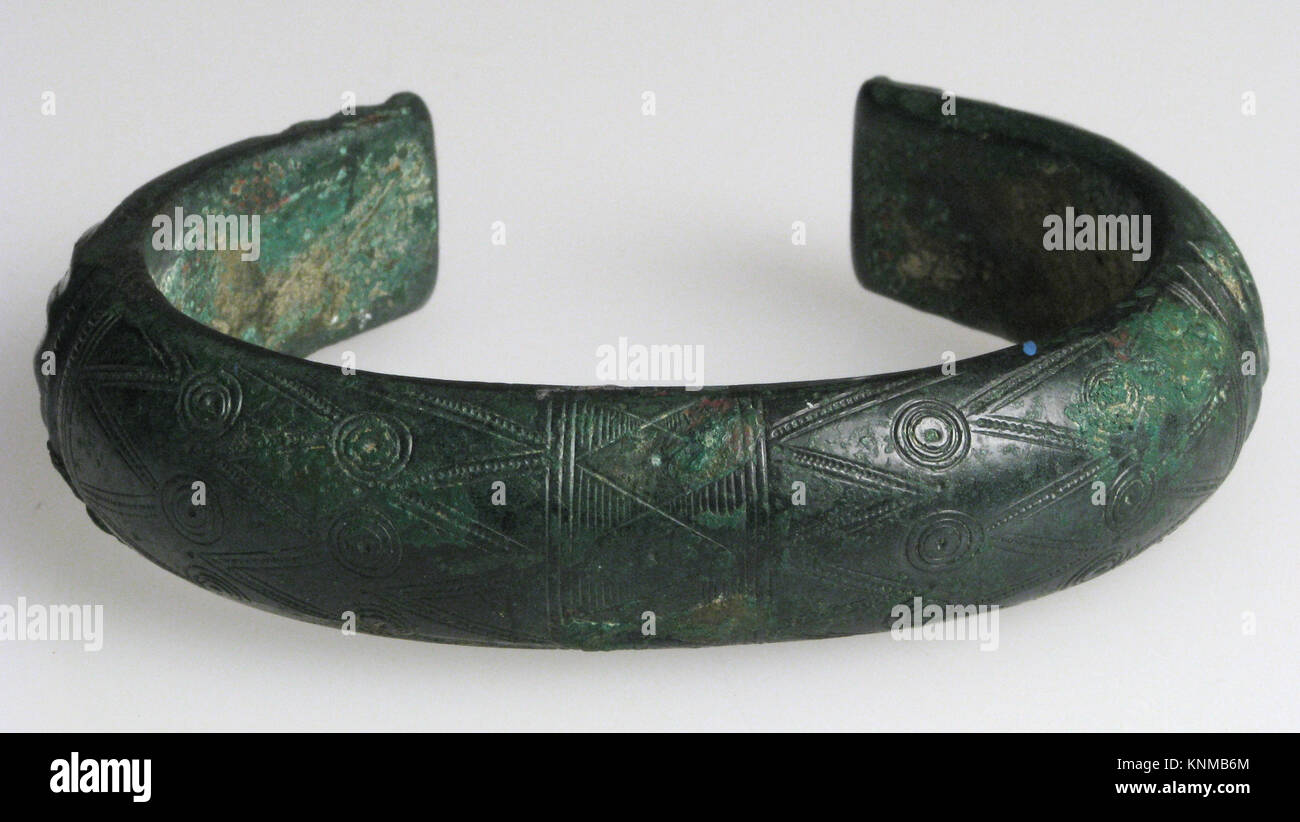 Braccialetto in lega di rame della cultura di Hallstatt dal 1200 al 800 a.C. nel bacino dei Carpazi, dimostrando le prime tecniche europee di lavorazione dei metalli. Foto Stock