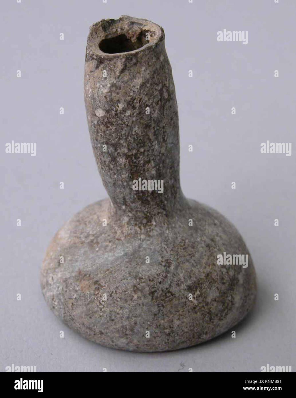 Bottiglia, VII-VIII secolo, trovato/scavato Iraq, Ctesifonte, Medio: Vetro; soffiato, con attrezzi sul laghetto Foto Stock