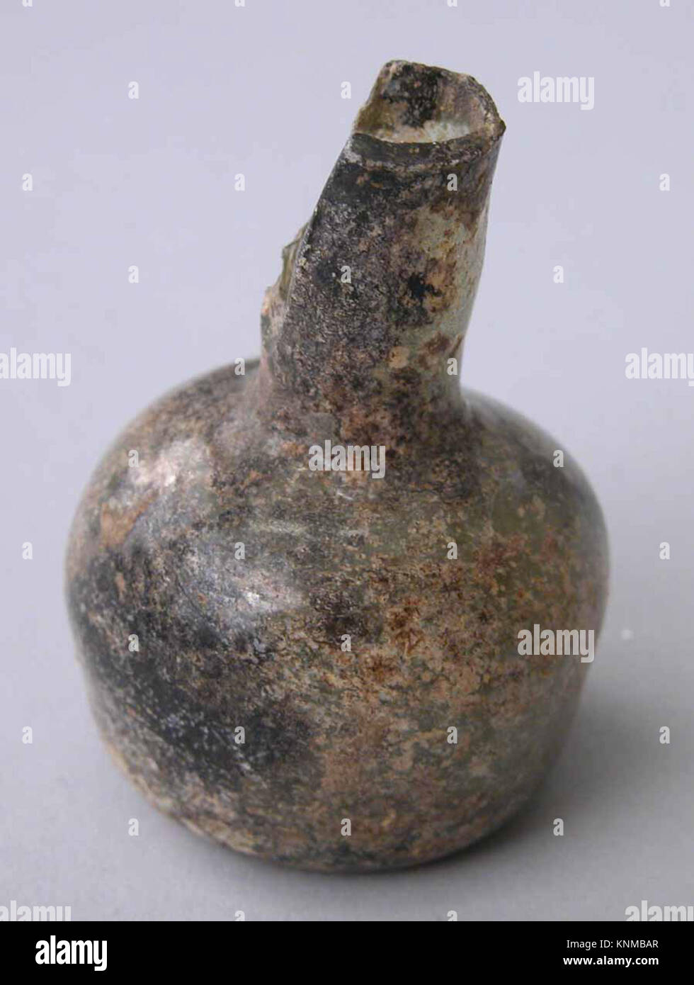 Bottiglia, VII-VIII secolo, trovato/scavato Iraq, Ctesifonte, Medio: Vetro; soffiato; con attrezzi sul laghetto Foto Stock