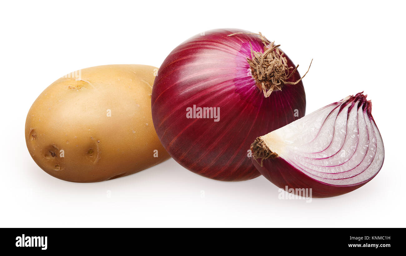 Intero fresco con la buccia di cipolla rossa con fetta di patata e isolato su sfondo bianco Foto Stock