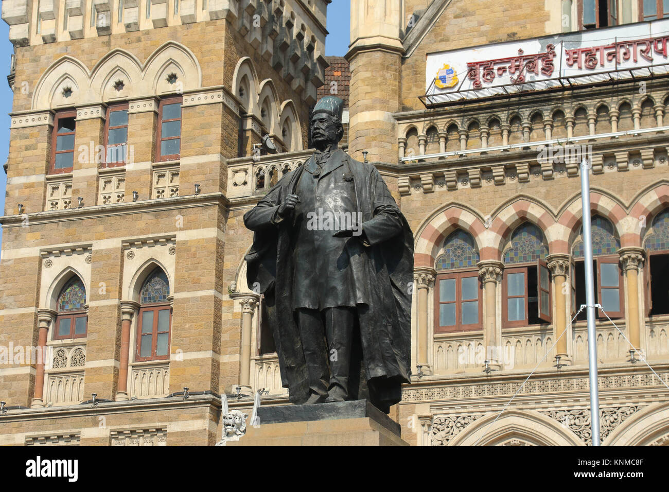 Statua di Sir Pherozeshah Mehta al di fuori dell'edificio BMC, Mumbai, India Foto Stock
