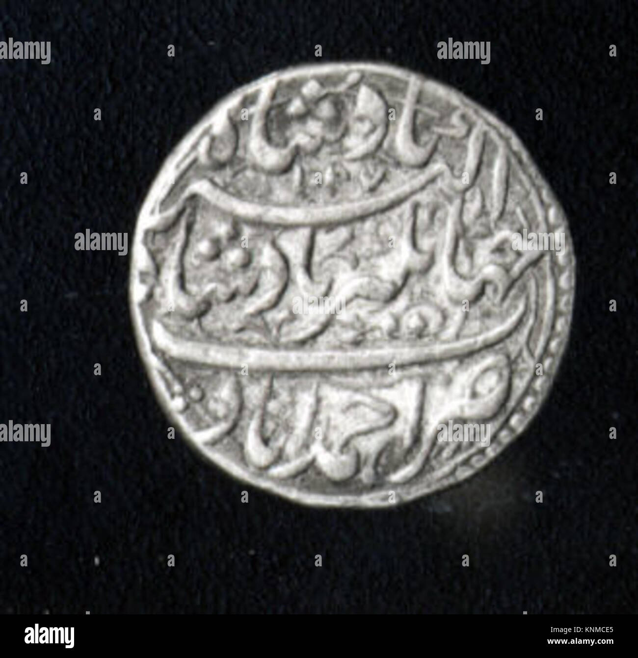 Questa moneta, datata 1027 AH/1617–18 d.C. dall'India, è fatta di argento, illustrando la coniazione storica, le iscrizioni e le pratiche valutarie regionali. Foto Stock