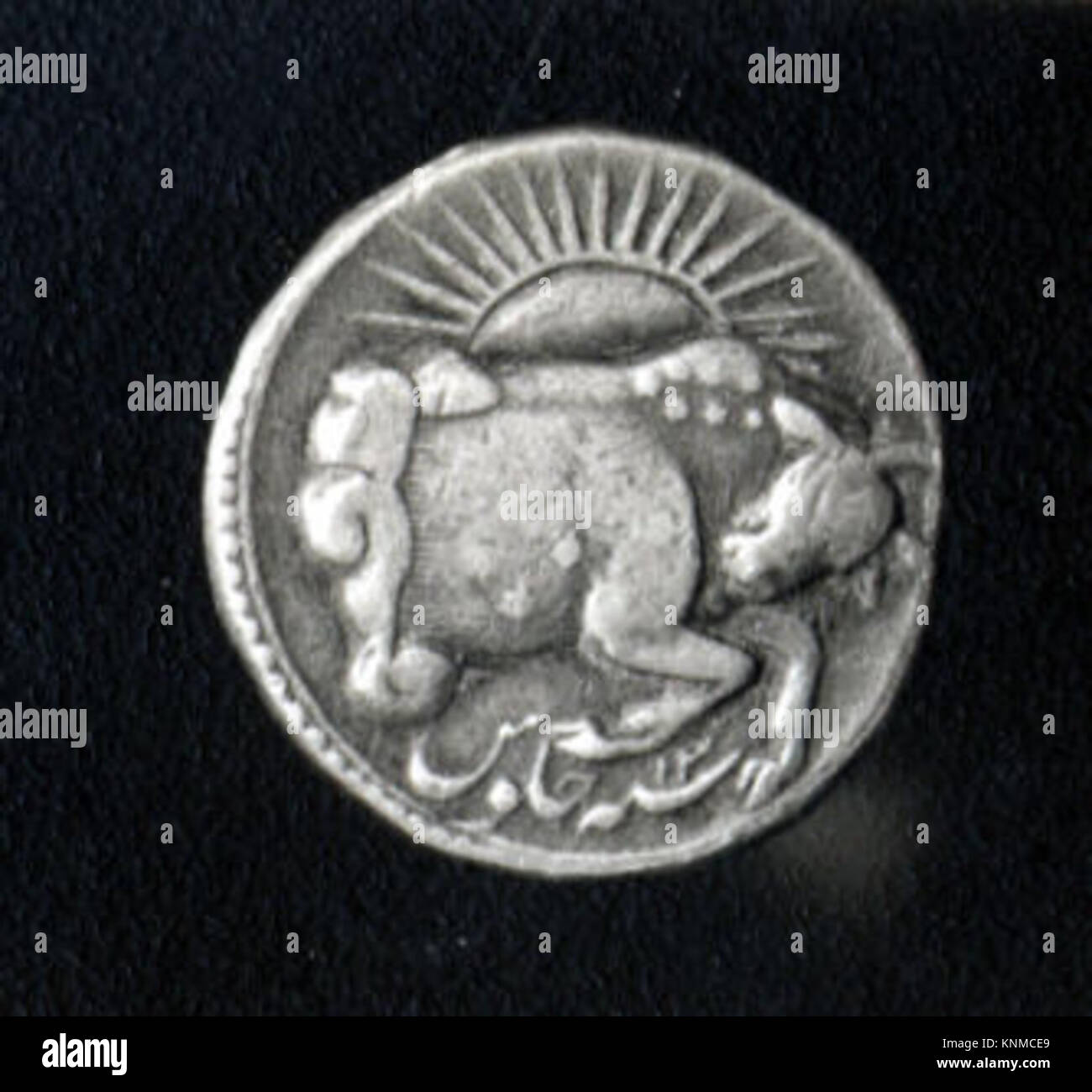 Moneta d'argento attribuita all'India, datata 1027 AH/1617–18 CE, che illustra le tecniche storiche di coniazione e il design della moneta. Foto Stock