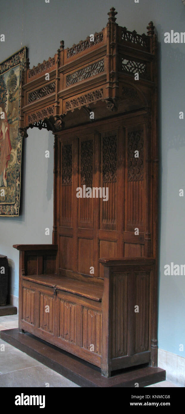 Posto a baldacchino in quercia proveniente da Touraine, Francia, ca. 1500, che mostra la baldacchino intagliato e l'artigianato di mobili d'epoca. Foto Stock