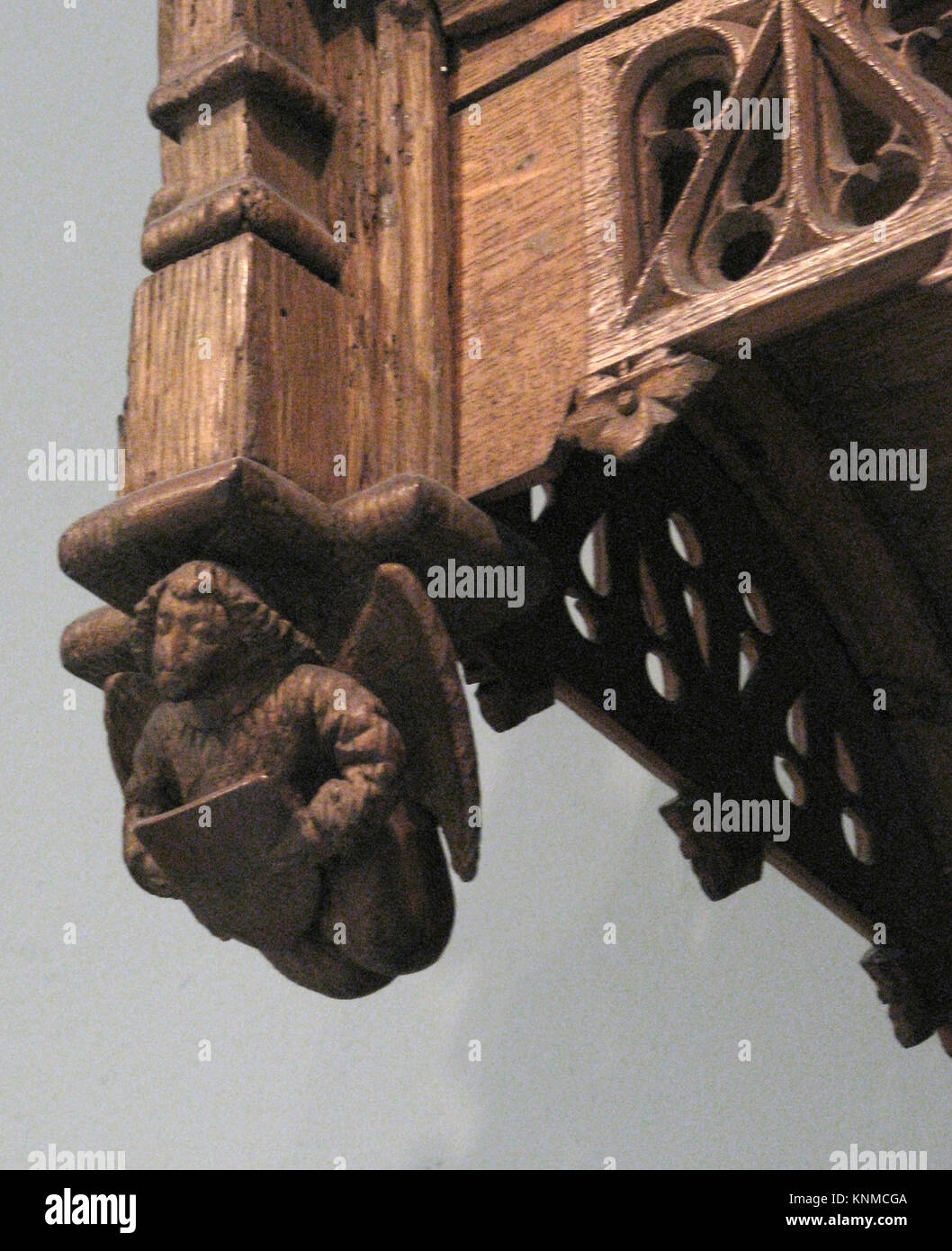 Posto a baldacchino in quercia proveniente da Touraine, Francia, ca. 1500, caratterizzato da tettoia intagliata e design di mobili d'epoca specifico. Foto Stock