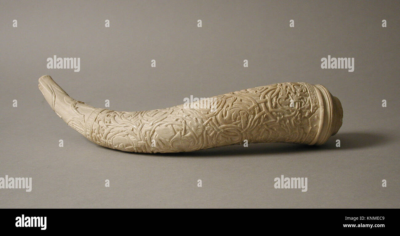 Un corno potorio danese del XIX secolo, modellato da un originale del XV secolo, realizzato in gesso, che rappresenta i vasi storici per bere e la cultura materiale scandinava. Foto Stock Un corno potorio danese del XIX secolo, modellato da un originale del XV secolo, realizzato in gesso, che rappresenta i vasi storici per bere e la cultura materiale scandinava. Foto Stock