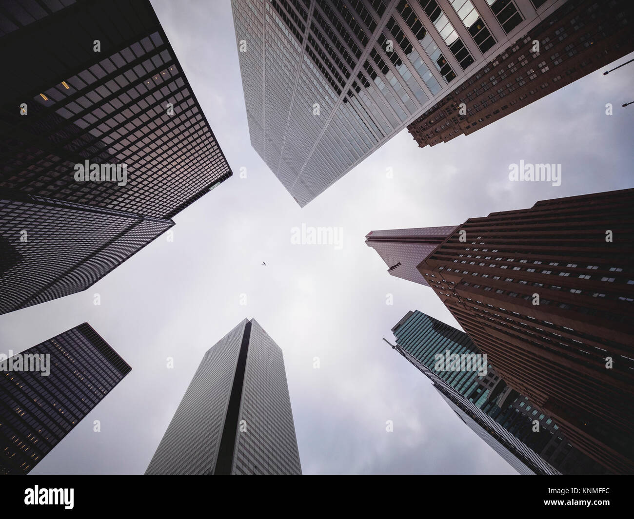 Toronto Skyline da Bay Street Financial District con la fotocamera rivolta verso l'alto che mostra la scala e una carta piano volando attraverso il cielo Foto Stock