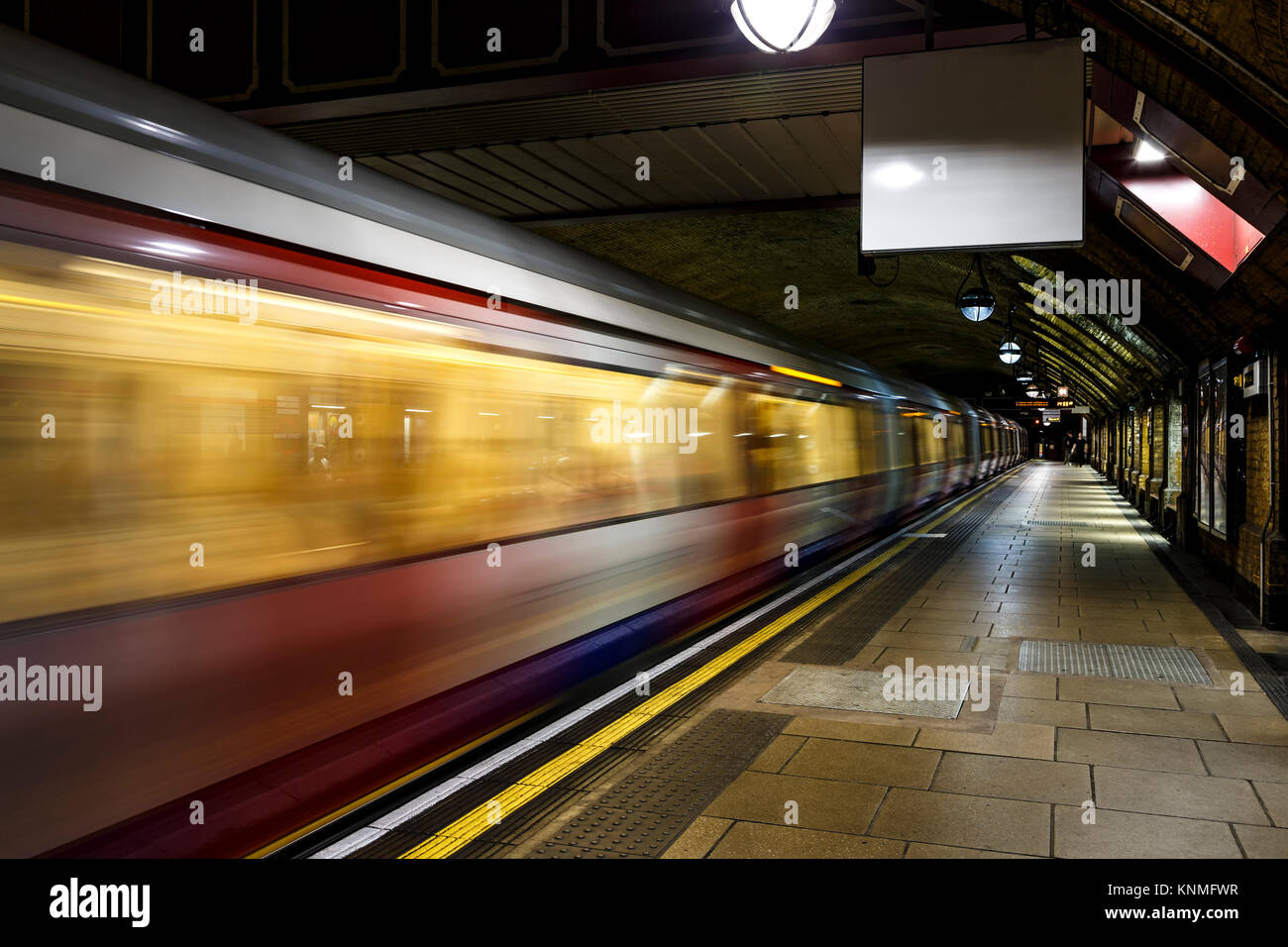 Metropolitana () carrozza del treno in presenza di striature, la stazione della metropolitana di Baker Street, London, England, Regno Unito Foto Stock