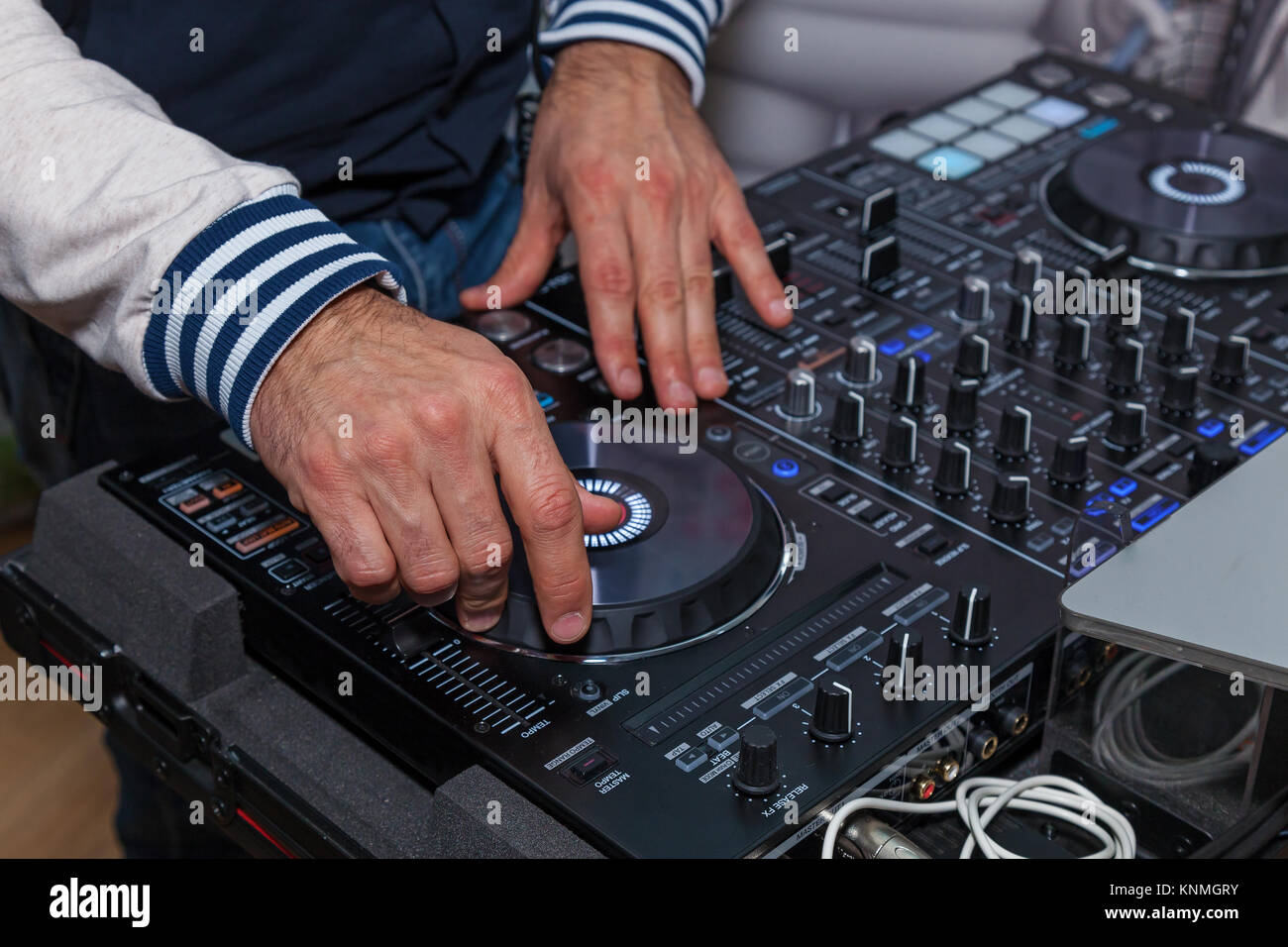 Il DJ ha le mani sulla console di musica. DJ console cd mp4 deejay console di mixaggio musica party in discoteca. DJ console per esperimenti con la musica Foto Stock