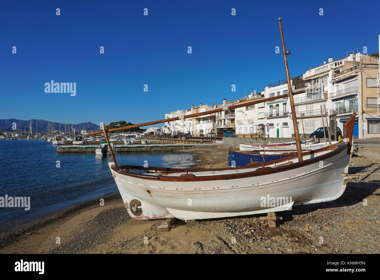 Spagna tradizionale barca da pesca sulla spiaggia, villaggio mediterraneo El Port de la Selva, Catalonia, Costa Brava, Alt Emporda Foto Stock