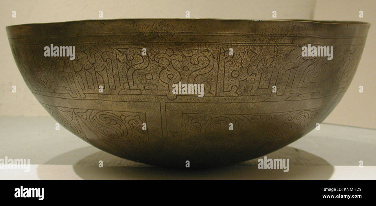 High-Tin Bronze Bowl MET wb-1971.42b è un'antica nave in bronzo realizzata con un alto contenuto di stagno, conservata per lo studio storico e la mostra del museo. Foto Stock