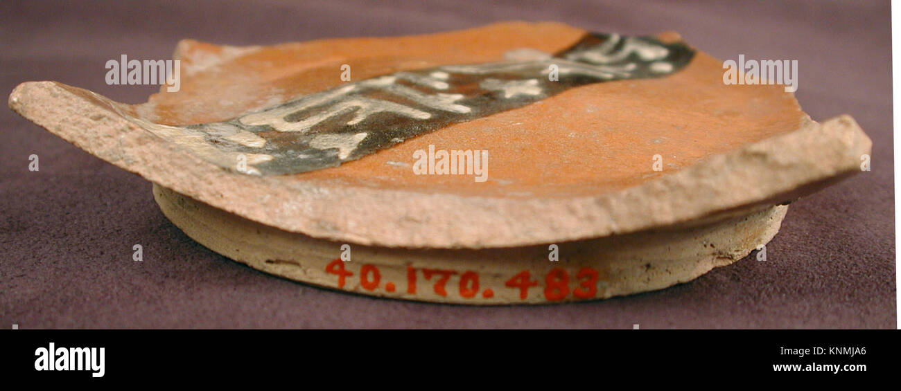 La base di una nave INCONTRÒ wb-40.170.483c, con iscrizione bianca, che espone il design tradizionale della ceramica e l'artigianato storico conservato nella collezione del museo. Foto Stock