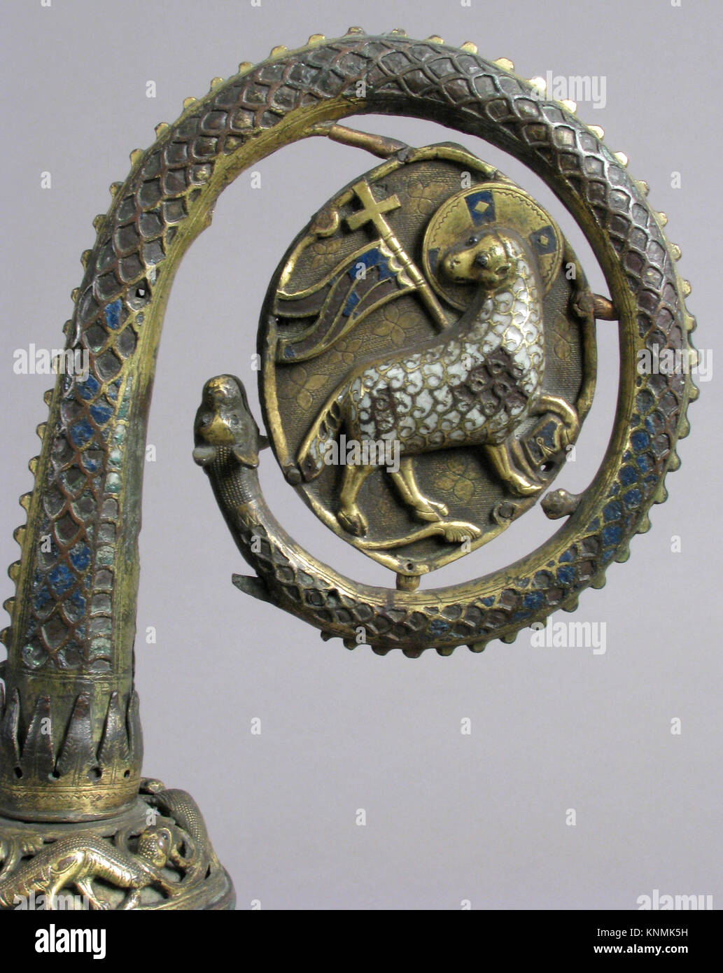 Crozier testa incontrato sf17-190-836d2 464686 francese, Crozier testa, del XIII secolo, Champlev? Smalto, rame-dorato, complessivo: 18 15/16 x 6 13/16 x 2 15/16 in. (48.1 x 17.3 x 7.5 cm). Il Metropolitan Museum of Art di New York. Dono di J. Pierpont Morgan, 1917 (17.190.836a,b) Foto Stock