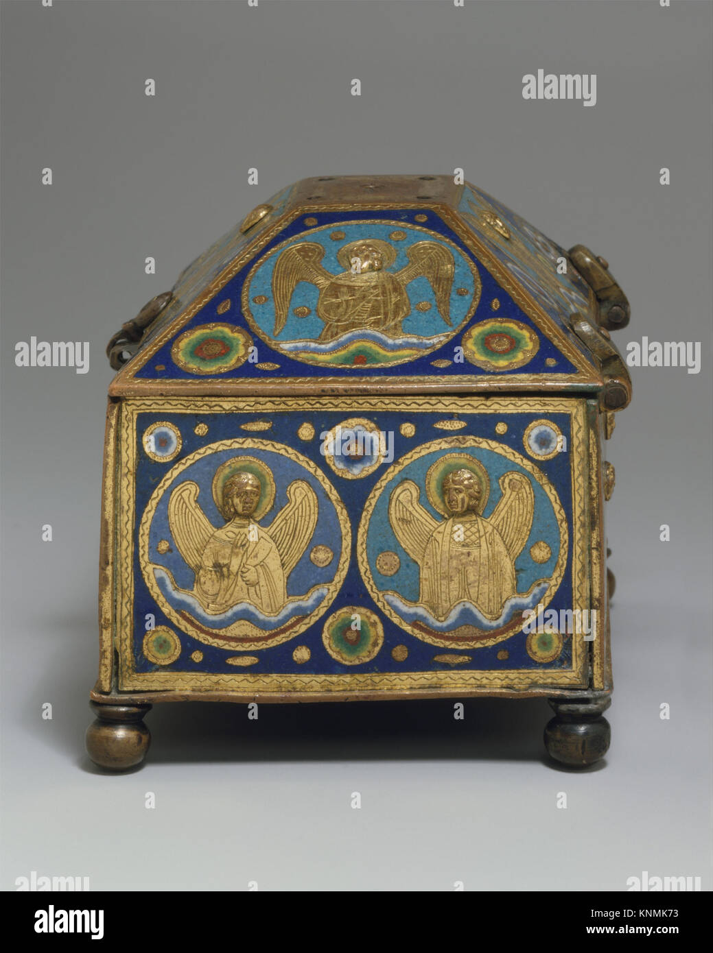 Un Crismatorio francese datato ca. 1200–1220, realizzato in rame inciso, inseguito e dorato con smalto champlevé in lapis, lavanda, turchese, verde, rosso, e bianco, misura 3 7/8 x 5 9/16 x 3 3/4 poll., parte della collezione Metropolitan Museum of Art, donata da J. Pierpont Morgan nel 1917. Foto Stock Un Crismatorio francese datato ca. 1200–1220, realizzato in rame inciso, inseguito e dorato con smalto champlevé in lapis, lavanda, turchese, verde, rosso, e bianco, misura 3 7/8 x 5 9/16 x 3 3/4 poll., parte della collezione Metropolitan Museum of Art, donata da J. Pierpont Morgan nel 1917. Foto Stock
