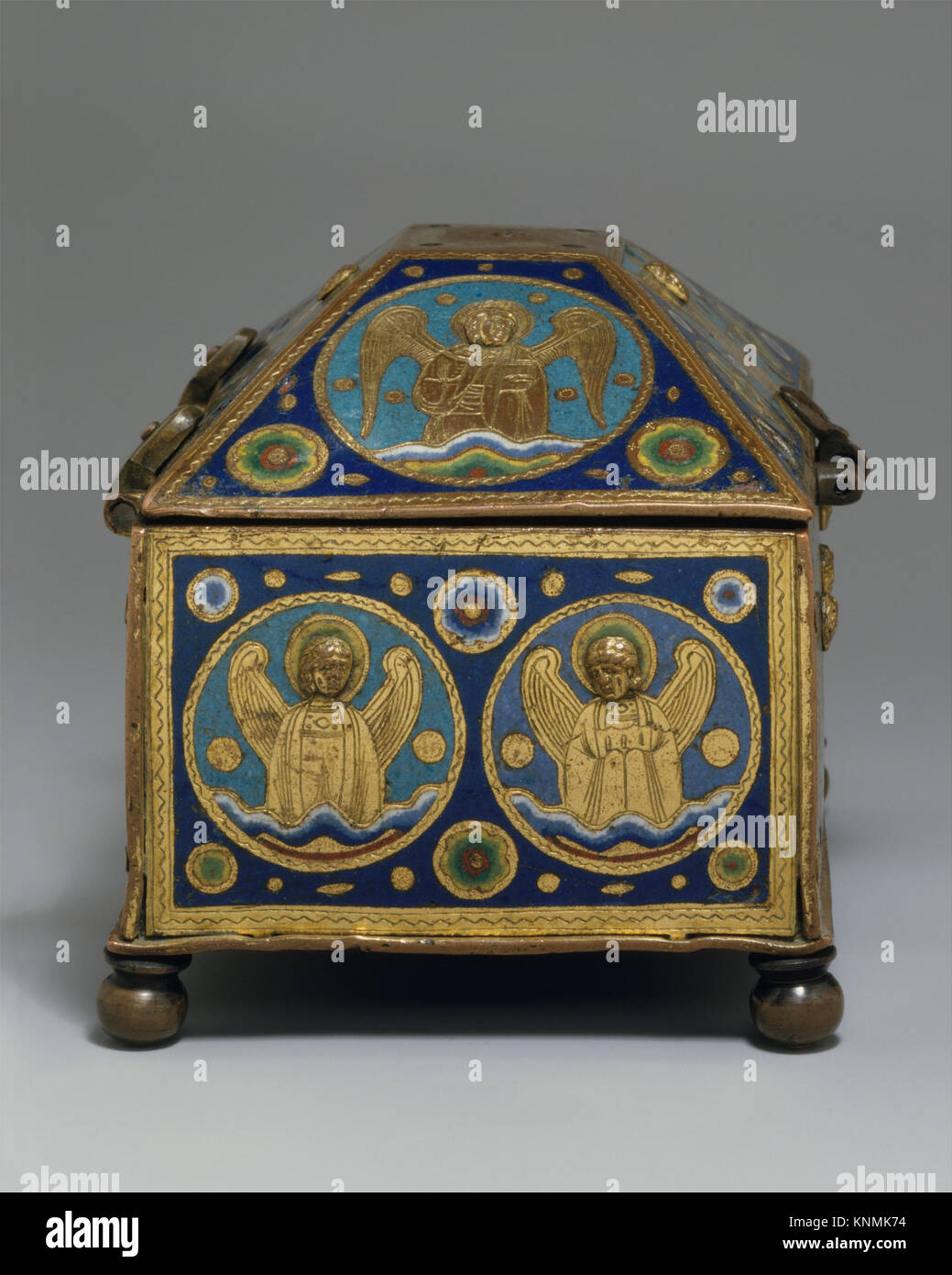 Un chrismatory francese ca. 1200–1220, realizzato in rame inciso, inseguito e dorato con smalto champlevé in lapis, lavanda, turchese, verde, rosso, e bianco, misura 3 7/8 x 5 9/16 x 3 3/4 pollici, nella collezione Metropolitan Museum of Art, donata da J. Pierpont Morgan. Foto Stock Un chrismatory francese ca. 1200–1220, realizzato in rame inciso, inseguito e dorato con smalto champlevé in lapis, lavanda, turchese, verde, rosso, e bianco, misura 3 7/8 x 5 9/16 x 3 3/4 pollici, nella collezione Metropolitan Museum of Art, donata da J. Pierpont Morgan. Foto Stock