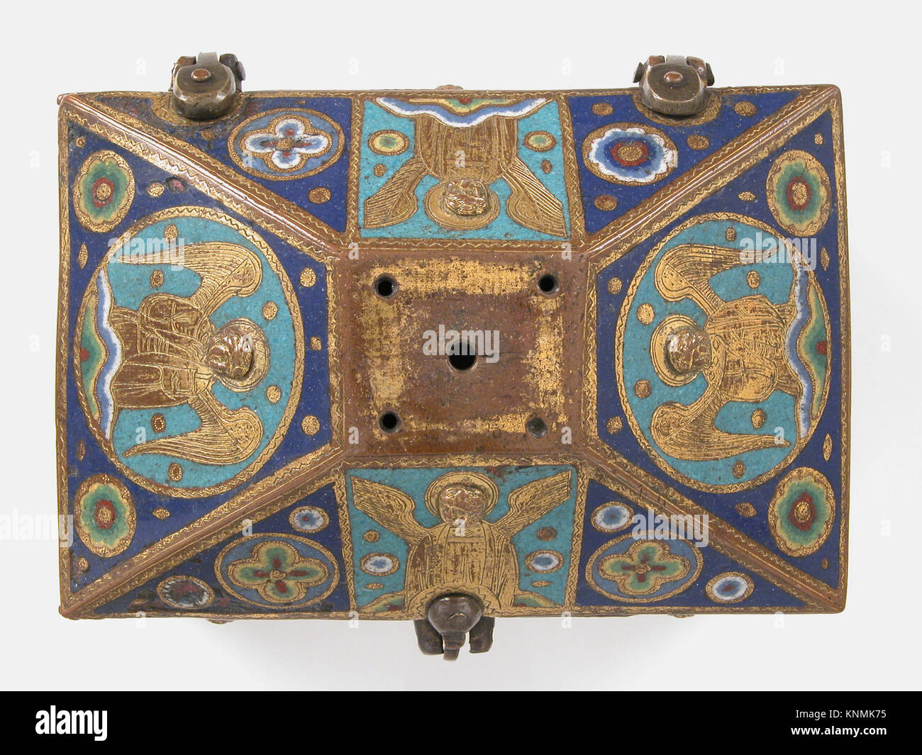 Chrismatory francese ca. 1200–1220, rame inciso, inseguito e dorato con smalto champlevé in lapis, lavanda, turchese, verde, rosso, e bianco, misura 3 7/8 x 5 9/16 x 3 3/4 poll., parte della collezione MET, donata da J. Pierpont Morgan. Foto Stock Chrismatory francese ca. 1200–1220, rame inciso, inseguito e dorato con smalto champlevé in lapis, lavanda, turchese, verde, rosso, e bianco, misura 3 7/8 x 5 9/16 x 3 3/4 poll., parte della collezione MET, donata da J. Pierpont Morgan. Foto Stock