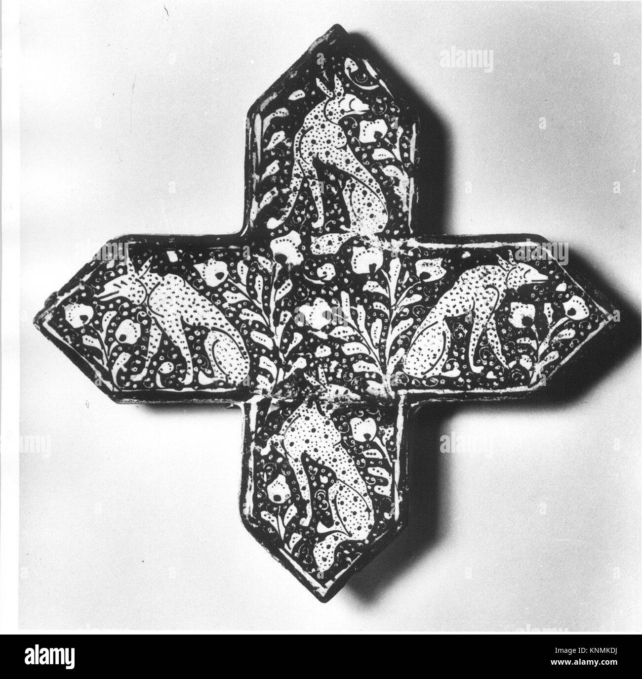 Piastrelle di ceramica a forma di croce dal Metropolitan Museum of Art, che illustrano il design geometrico e le tecniche di arti decorative storiche. Foto Stock