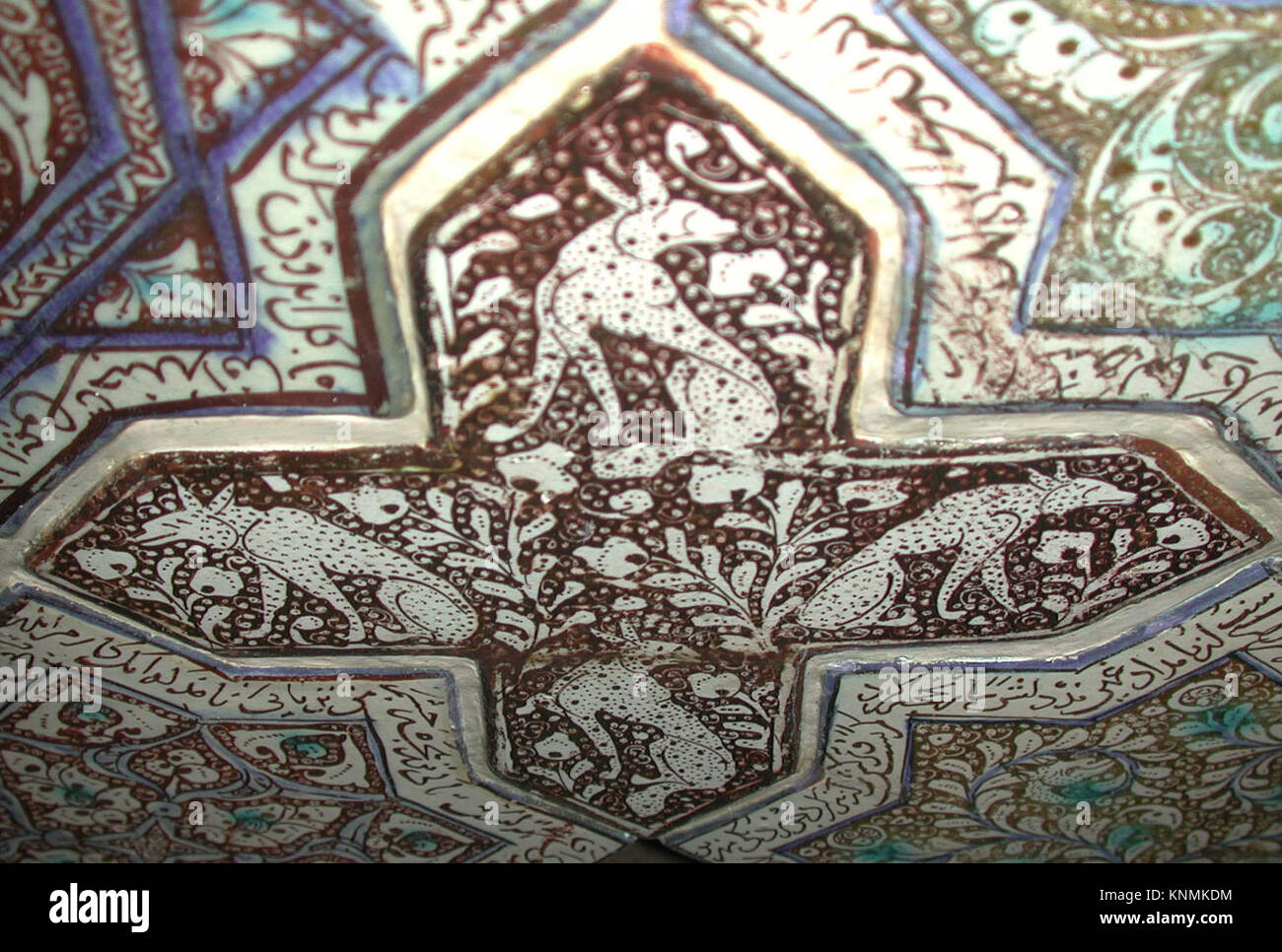 Piastrelle in ceramica a forma di croce che enfatizzano le arti decorative storiche e il design geometrico. Foto Stock