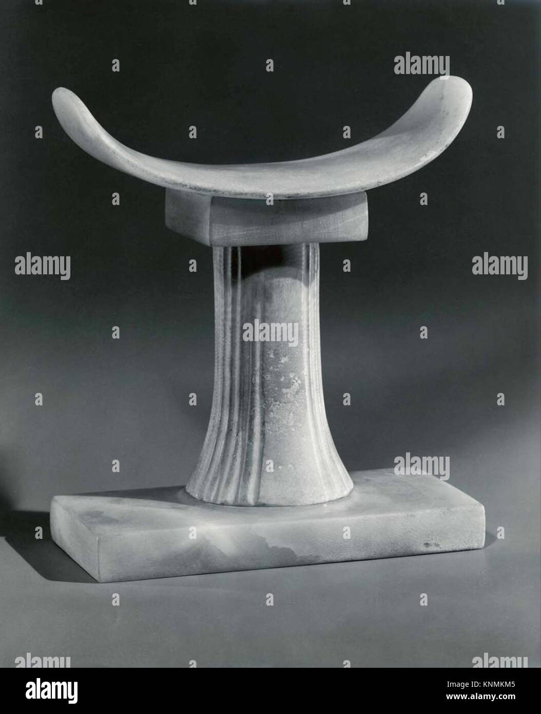 Poggiatesta di Khentika della collezione MET, un antico manufatto egiziano utilizzato per sostenere la testa durante il sonno o in contesti funerari, realizzato in legno dal design semplice. Foto Stock