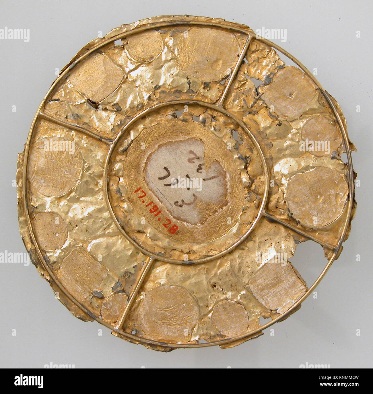 Spilla a dischi franchi, VII secolo o più tardi, fatta d'oro con cabochon di filo e pasta di vetro. Dimensioni: 6,2 x 0,6 cm. Parte della collezione Metropolitan Museum of Art, New York, regalo di J. Pierpont Morgan. Foto Stock