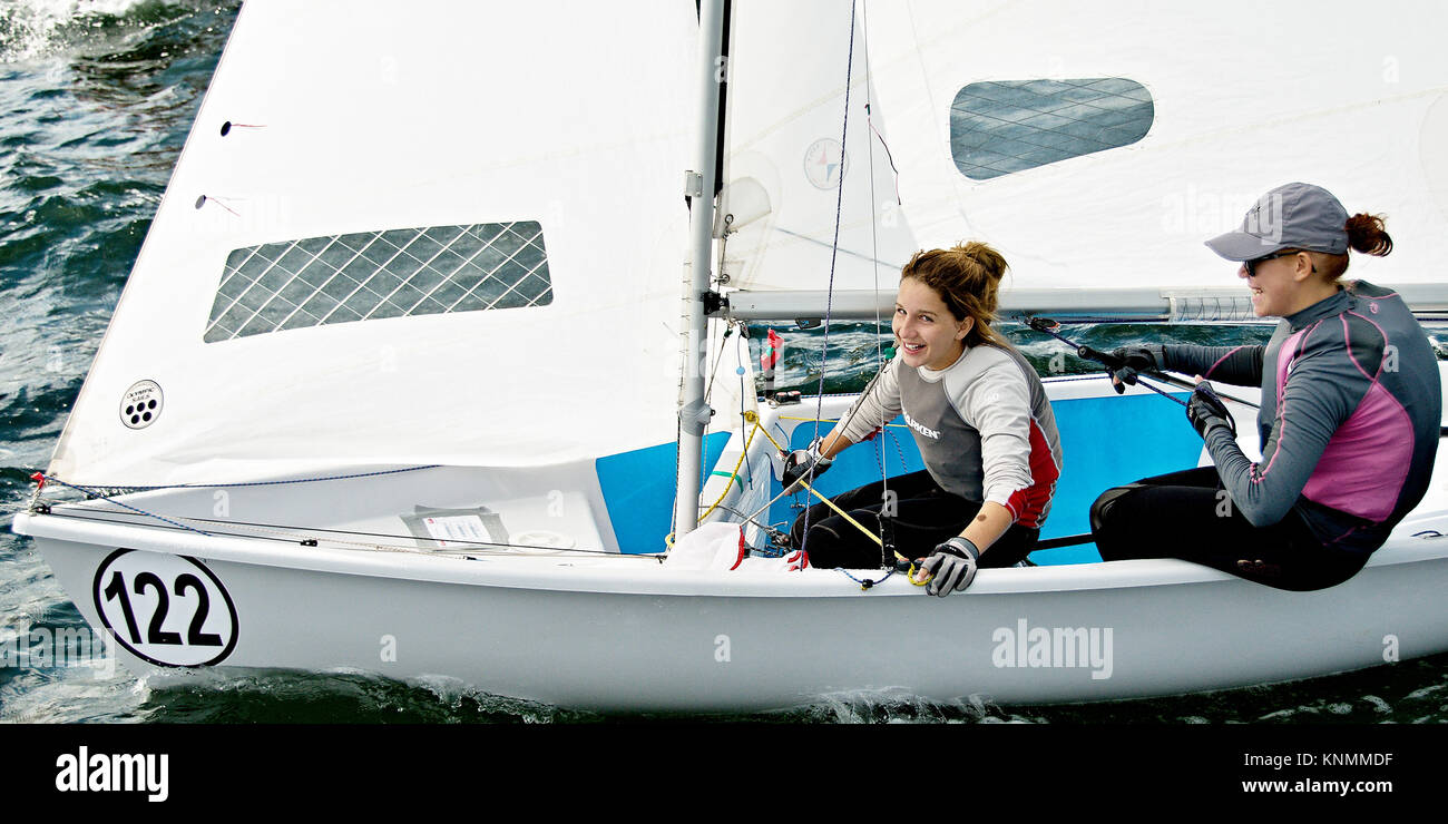 Lago Macquarie, Australia - aprile 16. 2013: i bambini a competere in Australian combinati di alta scuola campionati di vela. Giovani concorrenti hanno gareggiato Foto Stock