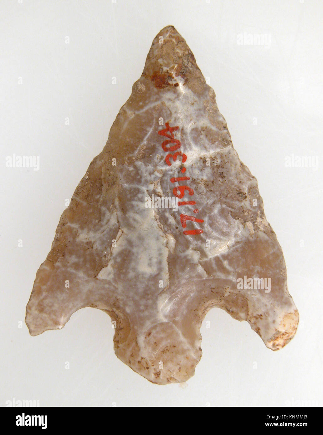 Frankish Arrowhead, 2500–1500 a.C. a d.C. 400–700, in selce, misura 3,2 x 2,4 x 0,6 cm, parte della collezione MET, donata da J. Pierpont Morgan. Foto Stock