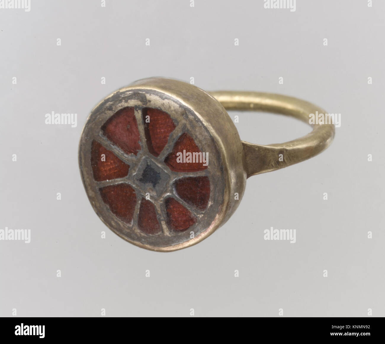 Anello franco del vi secolo, realizzato in oro con un disco centrale dorato d'argento. Misura 9/16 x 7/8 poll. (1,5 x 2,3 cm) con una fascia di 7/8 x 1/16 pollici (2,3 x 0,2 cm) e una cornice di 3/16 x 9/16 pollici (0,4 x 1,5 cm). Tenuto al Metropolitan Museum of Art di New York, donato da J. Pierpont Morgan nel 1917. Foto Stock Anello franco del vi secolo, realizzato in oro con un disco centrale dorato d'argento. Misura 9/16 x 7/8 poll. (1,5 x 2,3 cm) con una fascia di 7/8 x 1/16 pollici (2,3 x 0,2 cm) e una cornice di 3/16 x 9/16 pollici (0,4 x 1,5 cm). Tenuto al Metropolitan Museum of Art di New York, donato da J. Pierpont Morgan nel 1917. Foto Stock