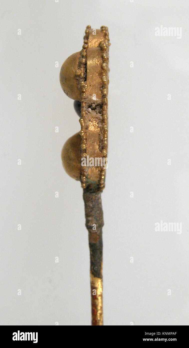 Tornante franco del VII secolo in oro o dorato con pasta di vetro, pietra e filigrana, misura 5 7/16 x 3/4 x 1/4 poll. (13,8 x 1,9 x 0,6 cm) con un mandrino di 3/4 x 1/4 pollici (1,9 x 0,6 cm). Parte della collezione del Metropolitan Museum of Art di New York, donata da J. Pierpont Morgan nel 1917. Foto Stock Tornante franco del VII secolo in oro o dorato con pasta di vetro, pietra e filigrana, misura 5 7/16 x 3/4 x 1/4 poll. (13,8 x 1,9 x 0,6 cm) con un mandrino di 3/4 x 1/4 pollici (1,9 x 0,6 cm). Parte della collezione del Metropolitan Museum of Art di New York, donata da J. Pierpont Morgan nel 1917. Foto Stock