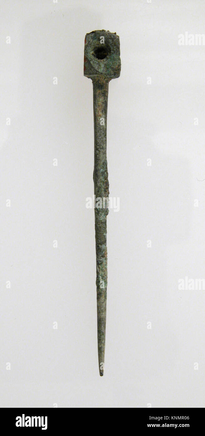 Forcella franca dal 500 al 700, realizzata in bronzo dorato. La lunghezza totale (a-c) è di 5/16 x 9/16" (13,5 x 1,5 cm), knop a: 7/8 x 9/16 poll. (2,2 x 1,5 cm), albero b: 2 1/4 x 1/8 poll. (5,7 x 0,3 cm), albero inferiore c: 2 3/16 x 3/16 poll. (5,6 x 0,5 cm). Tenuto al Metropolitan Museum of Art di New York, donato da J. Pierpont Morgan nel 1917. Foto Stock Forcella franca dal 500 al 700, realizzata in bronzo dorato. La lunghezza totale (a-c) è di 5/16 x 9/16" (13,5 x 1,5 cm), knop a: 7/8 x 9/16 poll. (2,2 x 1,5 cm), albero b: 2 1/4 x 1/8 poll. (5,7 x 0,3 cm), albero inferiore c: 2 3/16 x 3/16 poll. (5,6 x 0,5 cm). Tenuto al Metropolitan Museum of Art di New York, donato da J. Pierpont Morgan nel 1917. Foto Stock