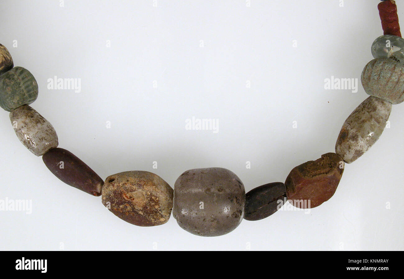 Collana franca con perline datata 500–600 d.C. Composto da perle di vetro, agata, conchiglia e terracotta smaltata (faience). Il filo misura 24 5/8 x 1/16 poll. (62,5 x 2,7 cm). I diametri del cordone sono compresi tra 1 1/16 e 1/4" (da 2,7 a 0,6 cm); lunghezze del cordone da 1 1/8 a 3/16" (da 2,9 a 0,4 cm). Dono di J. Pierpont Morgan, 1917 anni. Si tiene al Metropolitan Museum of Art di New York. Foto Stock Collana franca con perline datata 500–600 d.C. Composto da perle di vetro, agata, conchiglia e terracotta smaltata (faience). Il filo misura 24 5/8 x 1/16 poll. (62,5 x 2,7 cm). I diametri del cordone sono compresi tra 1 1/16 e 1/4" (da 2,7 a 0,6 cm); lunghezze del cordone da 1 1/8 a 3/16" (da 2,9 a 0,4 cm). Dono di J. Pierpont Morgan, 1917 anni. Si tiene al Metropolitan Museum of Art di New York. Foto Stock