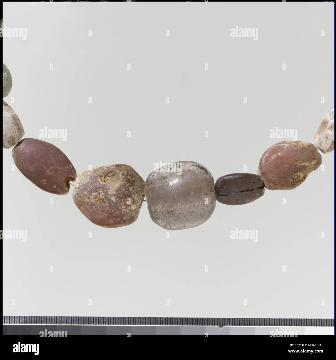 Collana franca con perline dal 500 al 600 d.C. I materiali includono vetro, agata, guscio e terracotta smaltata (faience). Lunghezza stringa 24 5/8 x 1/16 poll. (62,5 x 2,7 cm); diametri del cordone 1 1/16–1/4" (2,7–0,6 cm), lunghezze del cordone 1 1 1/8–3/16" (2,9–0,4 cm). Dono di J. Pierpont Morgan, 1917 anni. Si tiene al Metropolitan Museum of Art di New York. Foto Stock Collana franca con perline dal 500 al 600 d.C. I materiali includono vetro, agata, guscio e terracotta smaltata (faience). Lunghezza stringa 24 5/8 x 1/16 poll. (62,5 x 2,7 cm); diametri del cordone 1 1/16–1/4" (2,7–0,6 cm), lunghezze del cordone 1 1 1/8–3/16" (2,9–0,4 cm). Dono di J. Pierpont Morgan, 1917 anni. Si tiene al Metropolitan Museum of Art di New York. Foto Stock