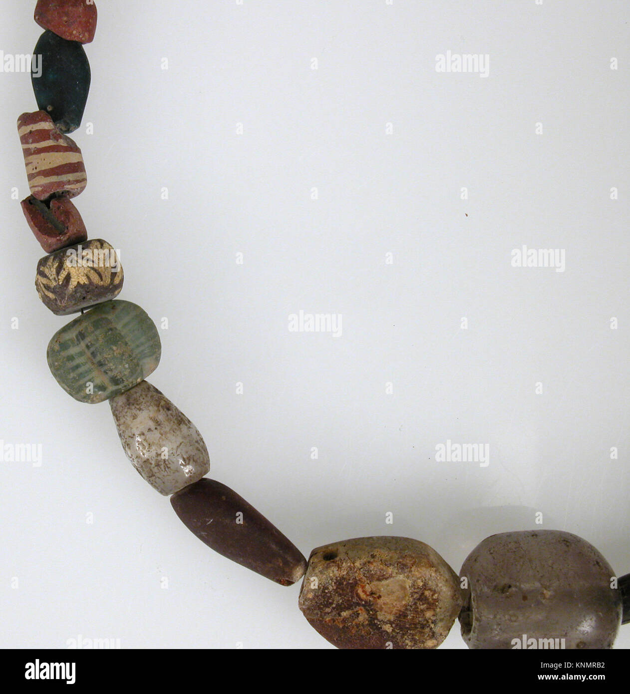Collana franca con perline dal 500 al 600 d.C. Presenta perle in vetro, agata, guscio e terracotta smaltata (faience). Il filo misura 24 5/8 x 1/16 poll. (62,5 x 2,7 cm). Diametri del cordone 1 1/16–1/4 poll. (2,7–0,6 cm), lunghezze 1 1/8–3/16" (2,9–0,4 cm). Dono di J. Pierpont Morgan, 1917 anni. Ospitato al Metropolitan Museum of Art di New York. Foto Stock Collana franca con perline dal 500 al 600 d.C. Presenta perle in vetro, agata, guscio e terracotta smaltata (faience). Il filo misura 24 5/8 x 1/16 poll. (62,5 x 2,7 cm). Diametri del cordone 1 1/16–1/4 poll. (2,7–0,6 cm), lunghezze 1 1/8–3/16" (2,9–0,4 cm). Dono di J. Pierpont Morgan, 1917 anni. Ospitato al Metropolitan Museum of Art di New York. Foto Stock