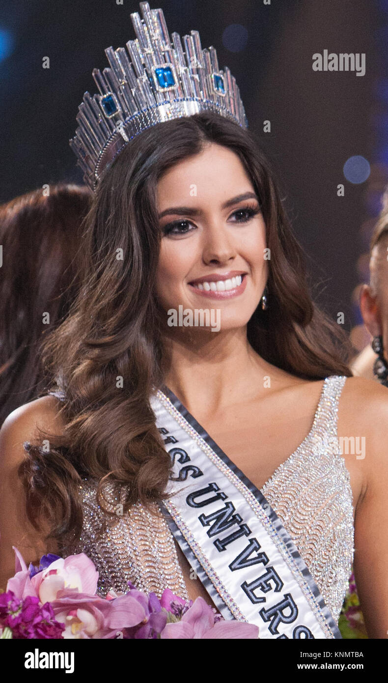 DORAL, FL - gennaio 25: Paulina Vega, Miss Colombia 2014 viene incoronato  vincitore da Gabriela Isler, Miss Universo 2013, sul palco a conclusione  della 63a edizione annuale di Miss Universo Pageant al