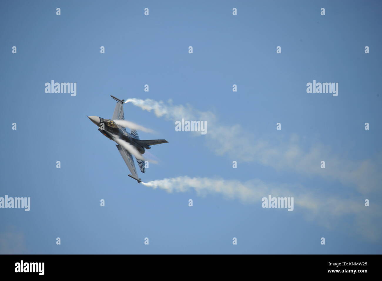 La Lockheed Martin General Dynamics F-16 Fighting Falcon dal Belgio durante una esibizione aerea con condensazione di andare oltre la parte interna delle ali. Foto Stock